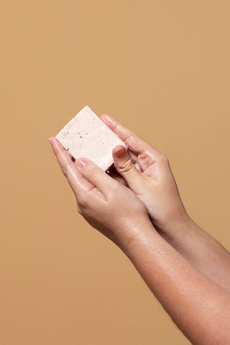 Photo gratuit une femme se lave les mains avec du savon.