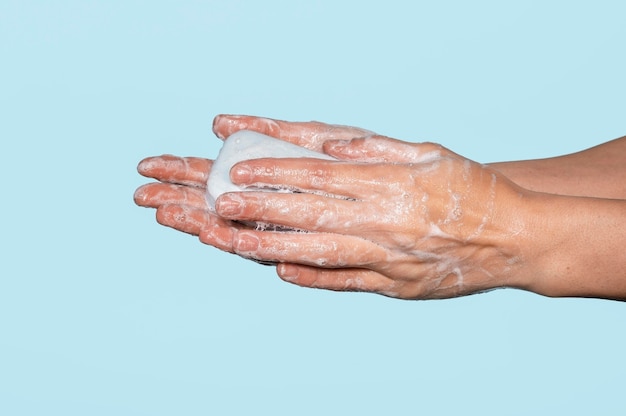 Photo gratuite femme se laver les mains isolés sur bleu