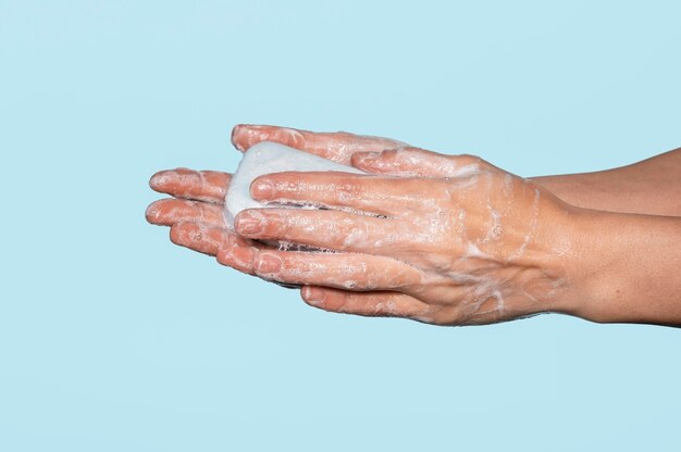 Femme se laver les mains isolés sur bleu