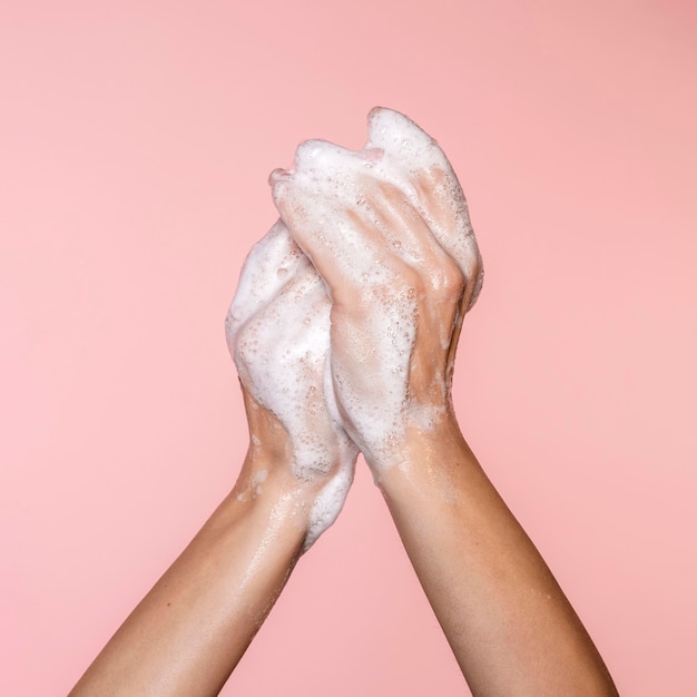 Photo gratuite femme se laver les mains isolés sur rose