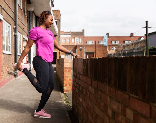 Femme se préparant à une formation en vêtements de sport