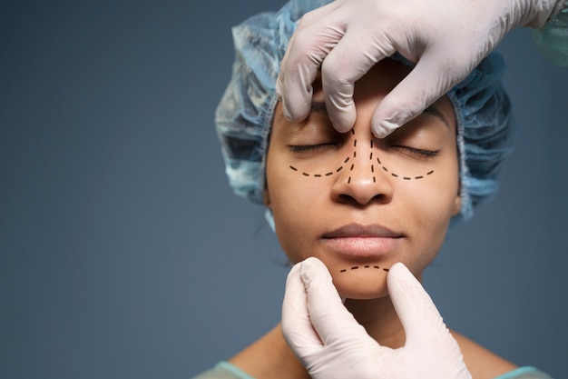 Femme se prépare pour la chirurgie du nez