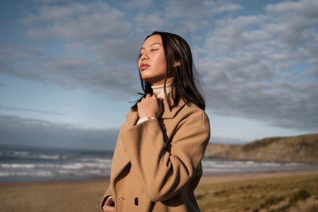 Femme se promenant dans la nature coup moyen