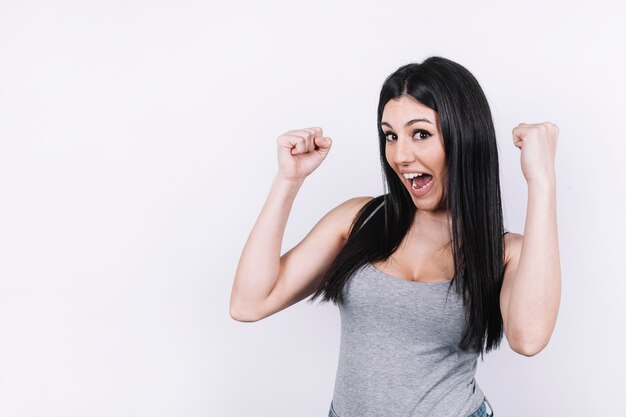 Femme se réjouissant de la victoire