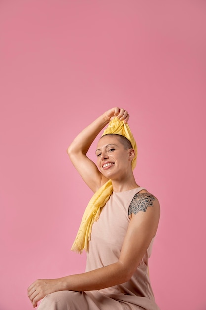 Photo gratuite une femme se remet d'un cancer du sein