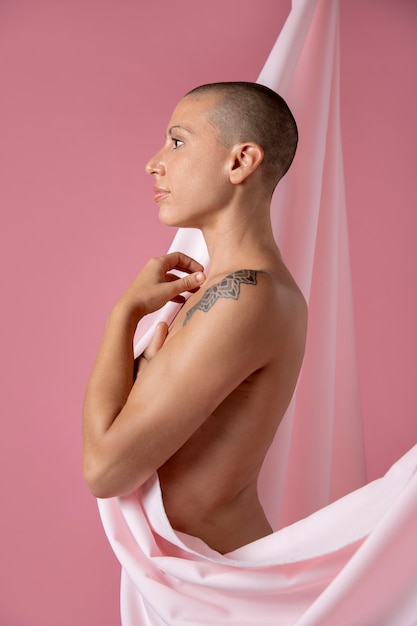 Photo gratuite une femme se remet d'un cancer du sein