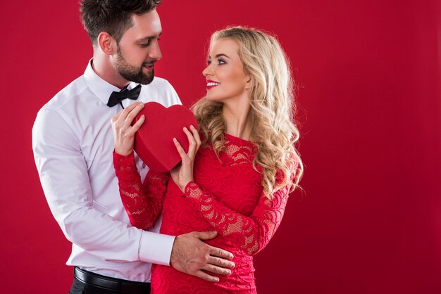 Femme se tournant vers son homme bien-aimé
