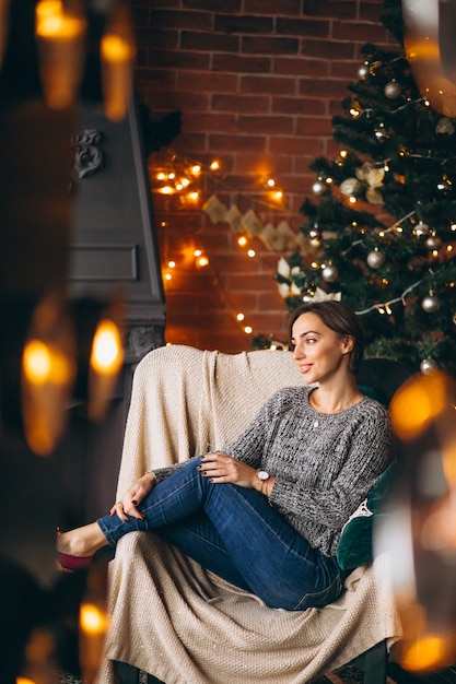 Femme, séance, chaise, arbre noël