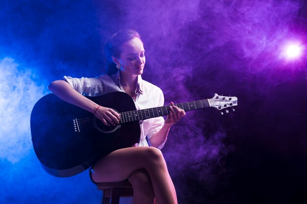 Femme, séance, classique, position, jouer, guitare