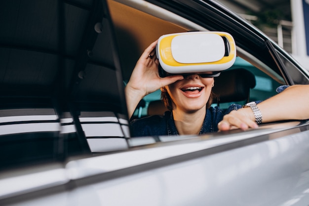 Femme, séance, intérieur, voiture, lunettes vr