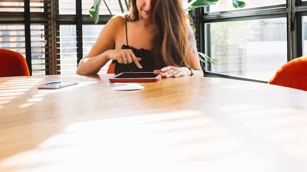 Femme, séance, restaurant, utilisation, tablette numérique