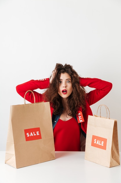 Femme, séance, table, papier, achats, sacs