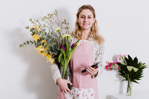 Femme avec sécateur et vase