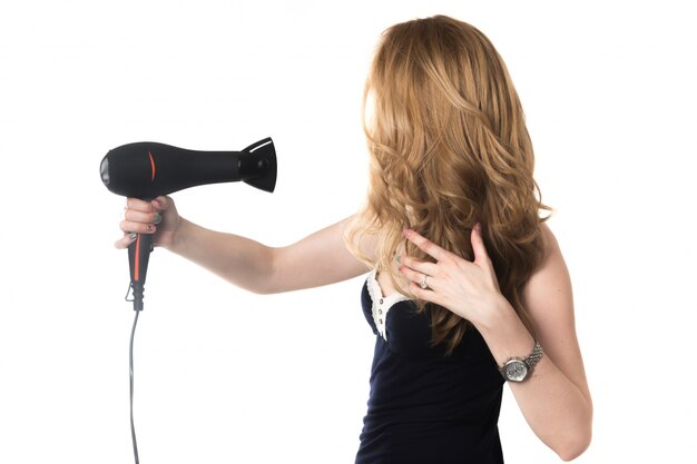 Femme sécher ses cheveux