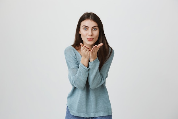 Femme Séduisante Souriante Souffle Air Baiser à La Caméra