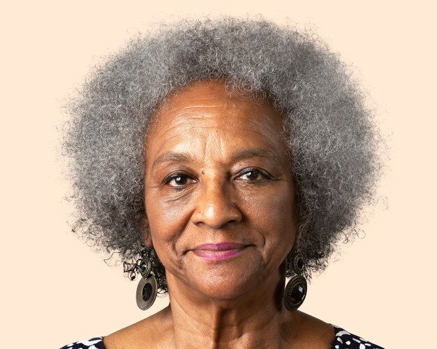 Femme senior africaine souriante, portrait de visage