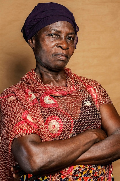 Femme senior africaine avec des vêtements traditionnels