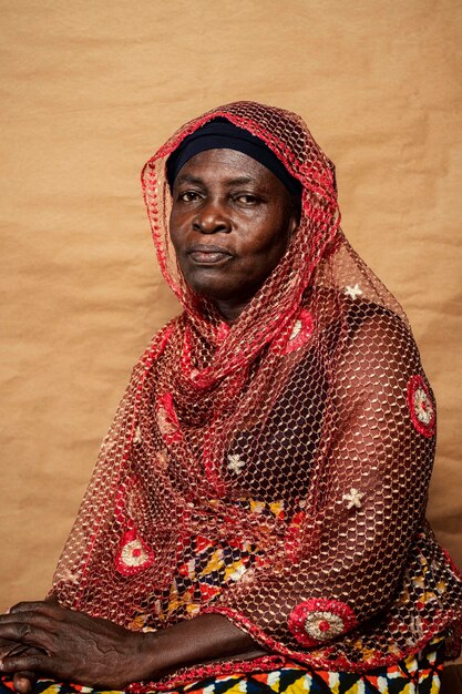 Femme senior africaine avec des vêtements traditionnels