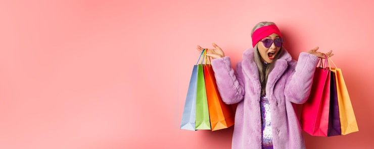 Photo gratuit femme senior asiatique élégante faisant du shopping portant des vêtements à la mode et des lunettes de soleil tenant des sacs de magasin w