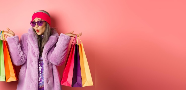 Photo gratuit femme senior asiatique élégante faisant du shopping portant des vêtements à la mode et des lunettes de soleil tenant des sacs de magasin w