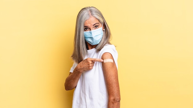 Femme senior aux cheveux gris. concept de vaccin