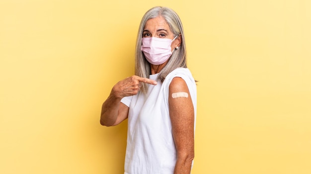 Femme senior aux cheveux gris. concept de vaccin