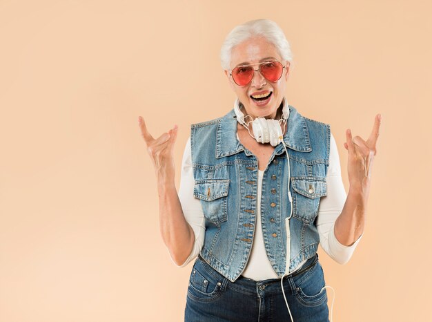 Femme senior cool avec des lunettes de soleil