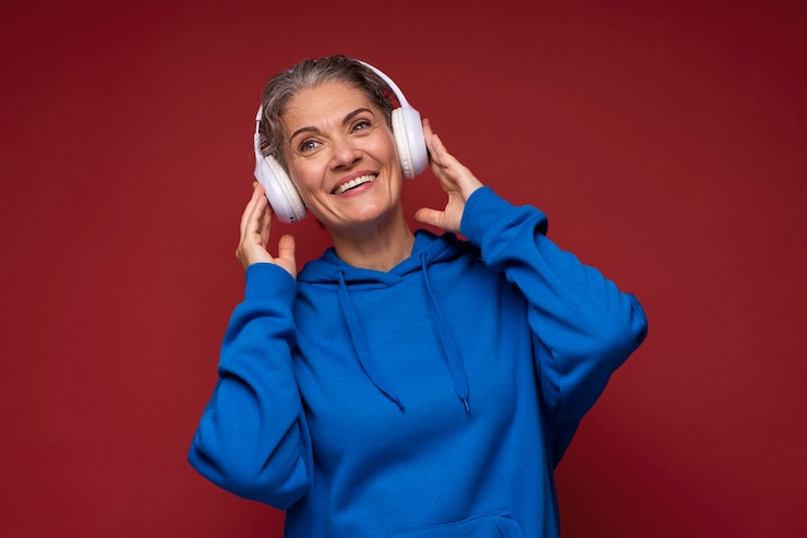 Photo gratuit femme senior de coup moyen avec un casque