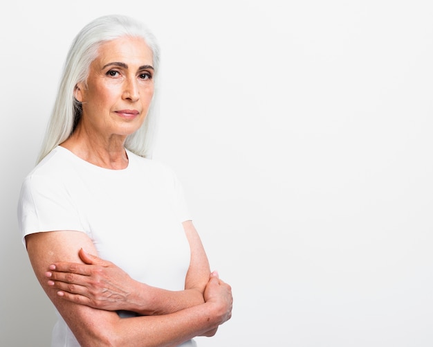 Femme senior élégante aux bras croisés