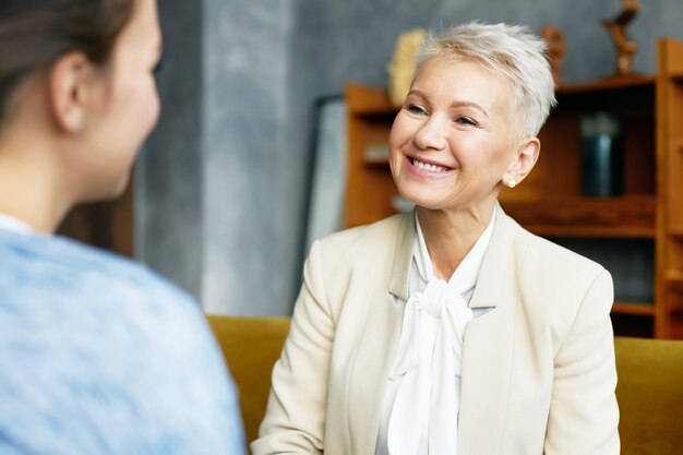 Femme senior expressive posant à l'intérieur