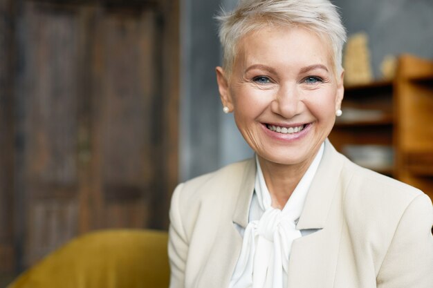 Femme senior expressive posant à l'intérieur