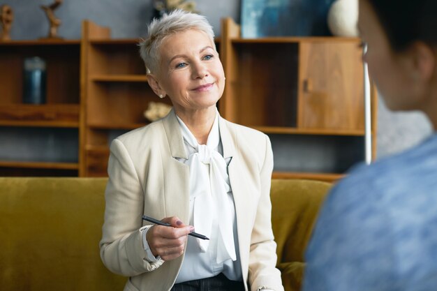 Femme senior expressive posant à l'intérieur