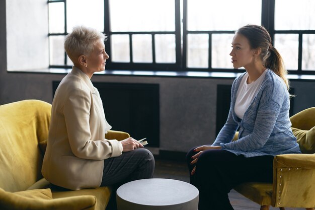 Femme senior expressive posant à l'intérieur