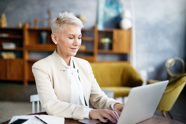 Femme senior expressive posant à l'intérieur