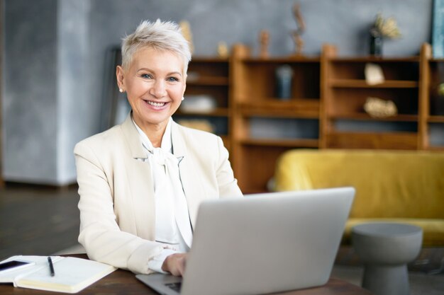 Femme senior expressive posant à l'intérieur