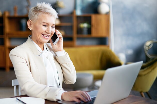 Femme senior expressive posant à l'intérieur