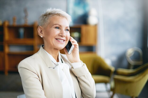 Femme senior expressive posant à l'intérieur