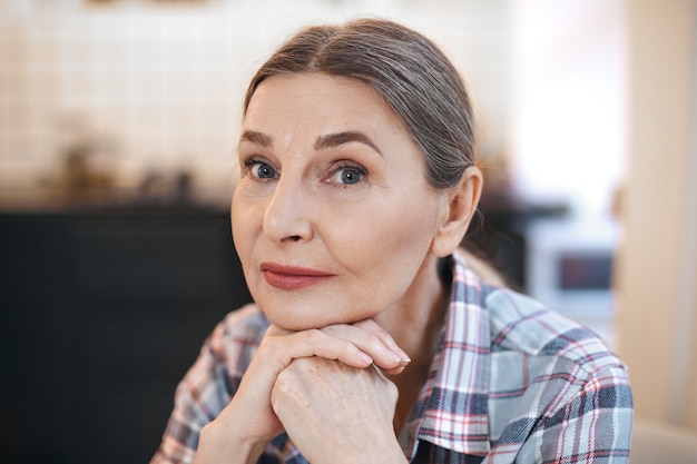 Femme senior expressive posant à l'intérieur