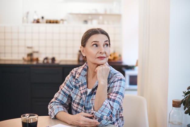 Femme senior expressive posant à l'intérieur