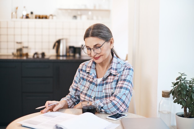 Femme senior expressive posant à l'intérieur