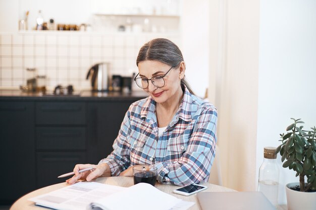 Femme senior expressive posant à l'intérieur