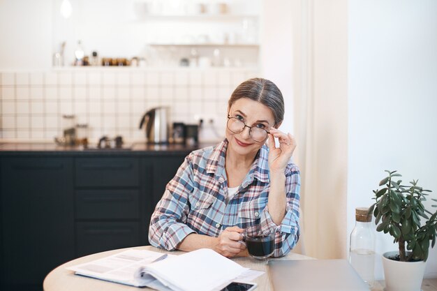 Femme senior expressive posant à l'intérieur