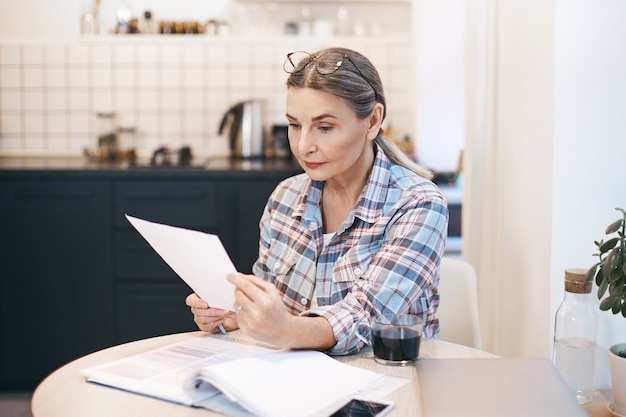 Femme senior expressive posant à l'intérieur