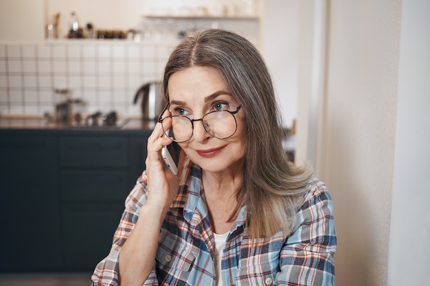 Femme senior expressive posant à l'intérieur