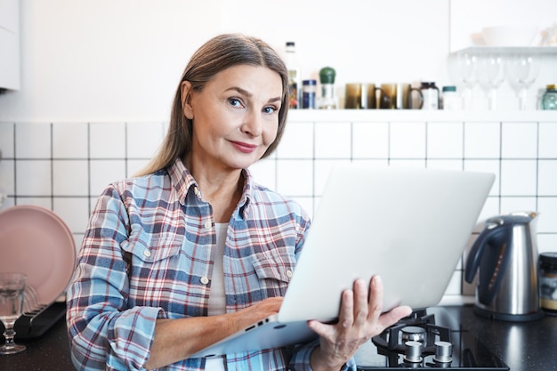 Femme senior expressive posant à l'intérieur