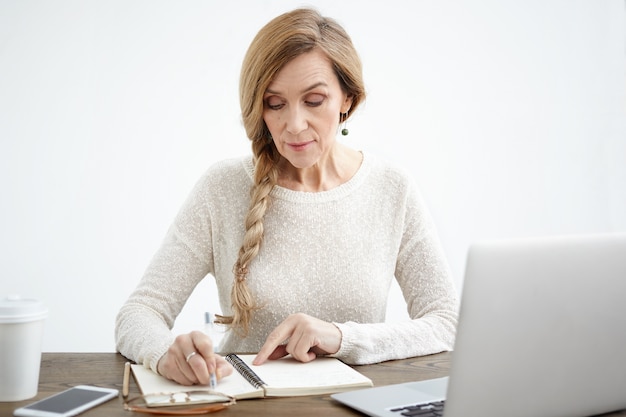 Femme senior expressive posant à l'intérieur