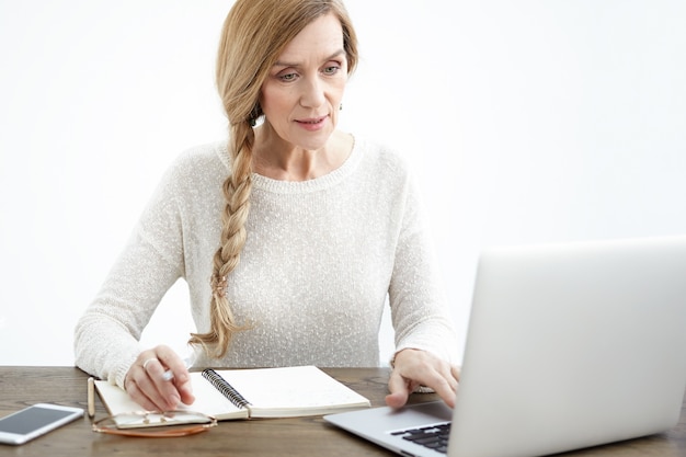 Femme senior expressive posant à l'intérieur