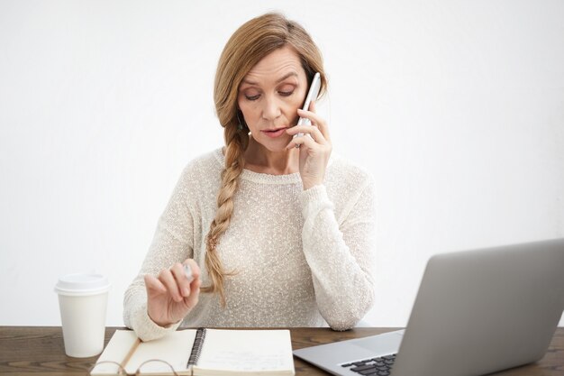 Femme senior expressive posant à l'intérieur