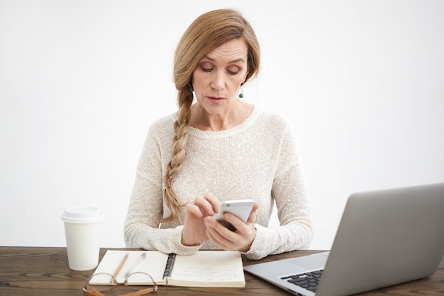 Femme senior expressive posant à l'intérieur