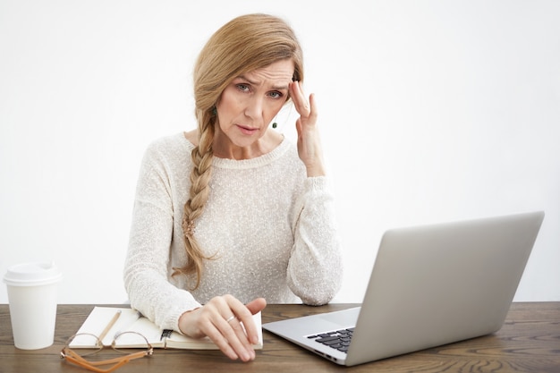 Femme senior expressive posant à l'intérieur